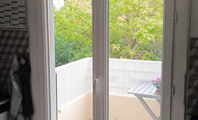 MENUISERIE PVC BLANC AVEC PETITS BOIS DANS LE DOUBLE VITRAGE 