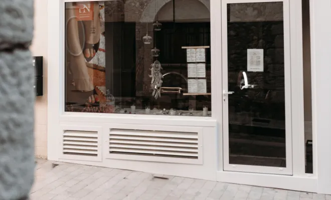 Pose menuiserie, la colle sur loup , Miroiterie des 3 Baous